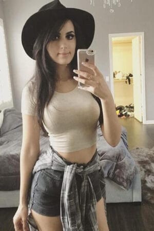 Patricia Petite Fit London Escort in denim shorts taking a selfie