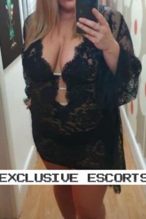 curvy Portsmouth escort taking a selfie in a mirror