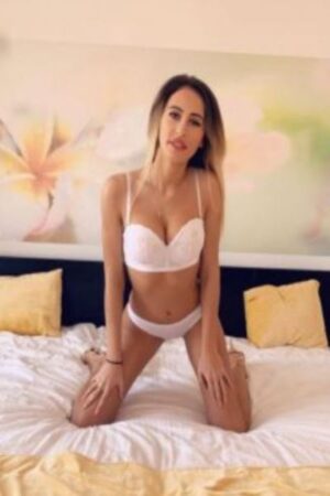 Petite blonde Derry escort