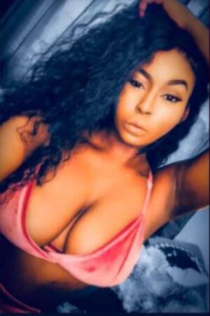 busty ebony Leicester escort with wavy dark hair