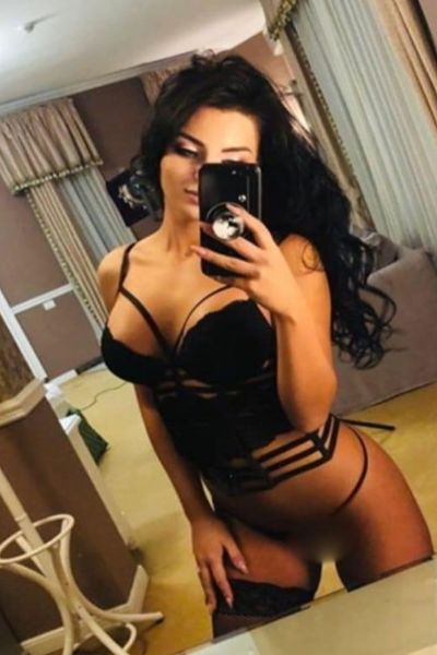 Vanessa Athletic London Escort taking a selfie
