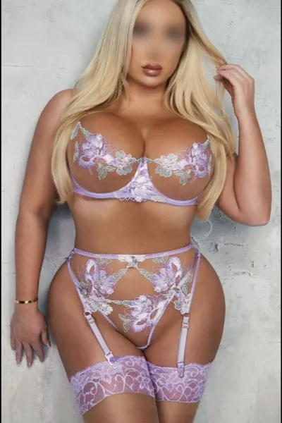 Elite Jessica showing amazing curves in sexy lingerie