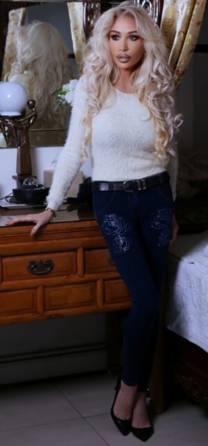 Elle London Escort looking stylish