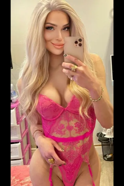 Tayra Oliveira taking a slefie in pink
