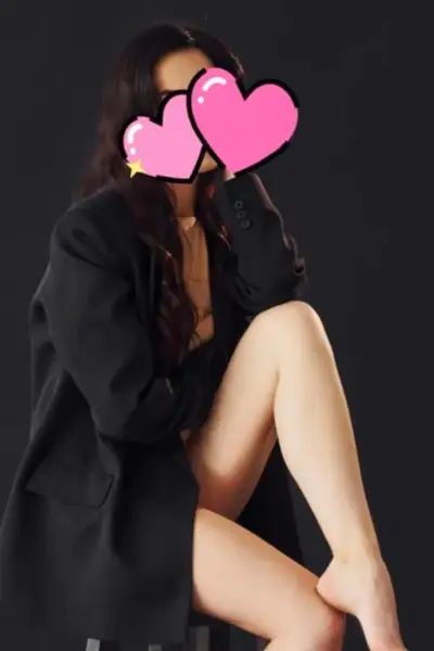 Lucy Sexy Kent Escort wearing an over sized black blazer