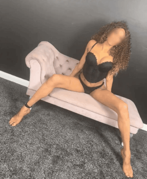 Curly haired mature Sheffield escort