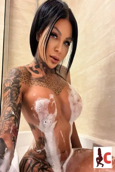 Vanessa Jhons naked in the bath