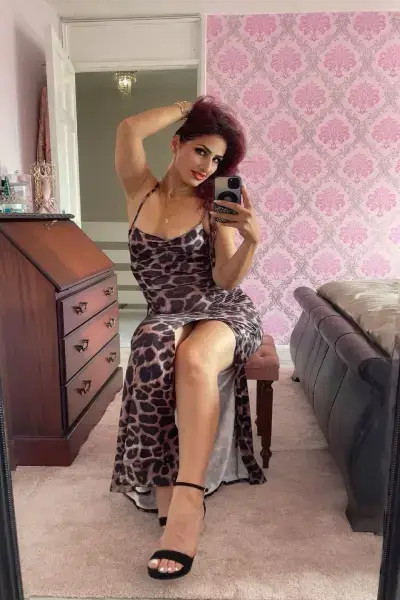 Sexy Arabic Escort in a leopard print dress