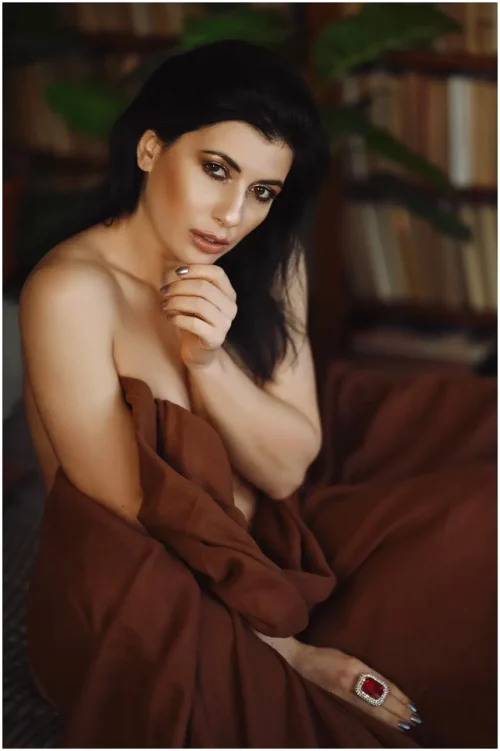 Mature Carlisle escort naked in bed