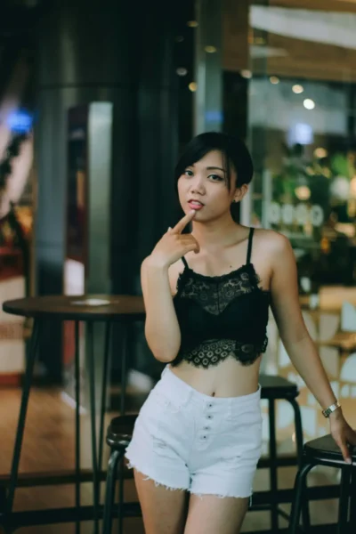 Asian Midlothian escort posing