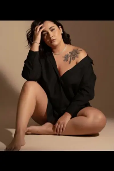 Curvy Bromley escort showing her shoulder tattoo