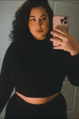 Curvy Bromley escort taking a selfie