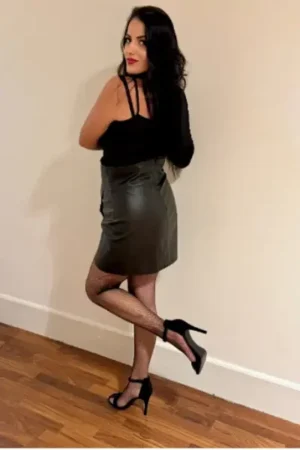 Sexy Moray escort in an all black outfit