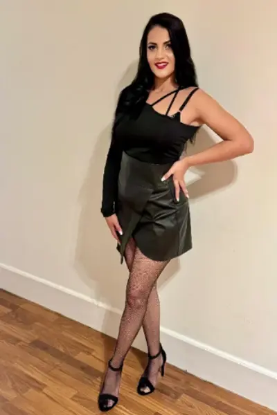 Sexy Moray escort in an all black outfit