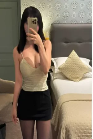 Asian Petts wood escort tkaign a selfie